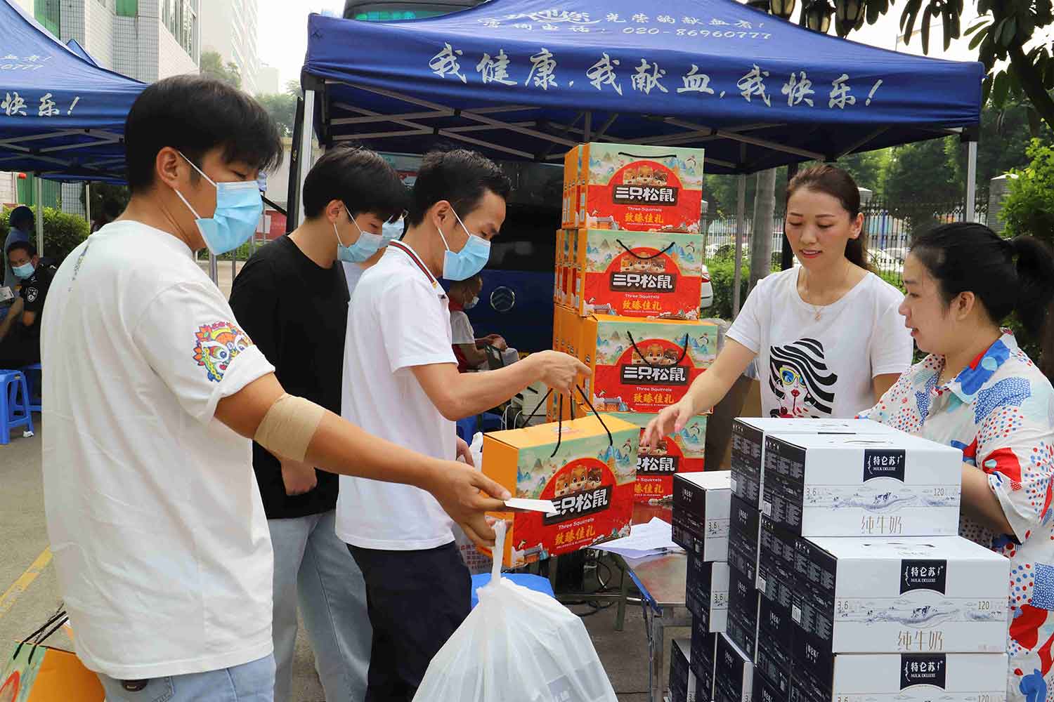 中秋獻(xiàn)愛心，讓愛傳遞